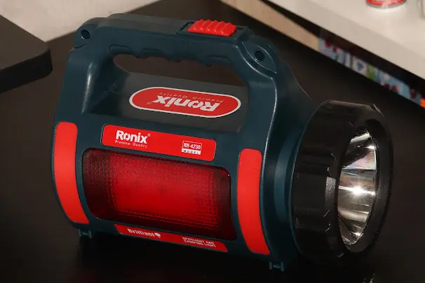 Ronix RH-4230 – ліхтар-повербанк, що світить на 500 метрів