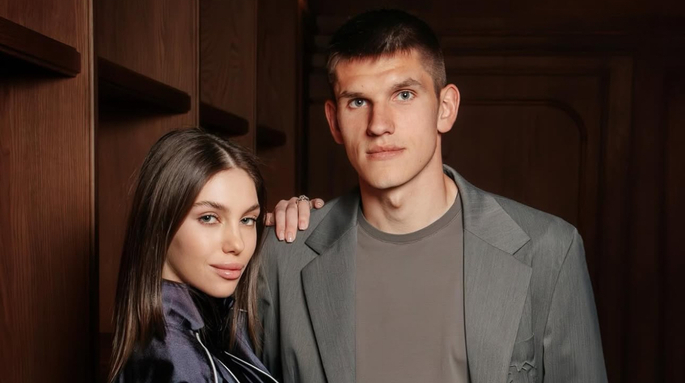 Дідусь та онук на місці: донька Суркіса опублікувала миле родинне фото із кубком УПЛ