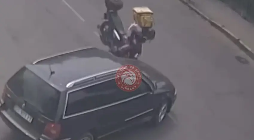 У Вінниці Volkswagen збив кур’єра на мотоциклі