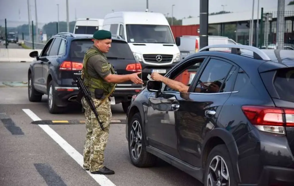 Чоловікам до 22 років дозволили виїжджати з України без перешкод