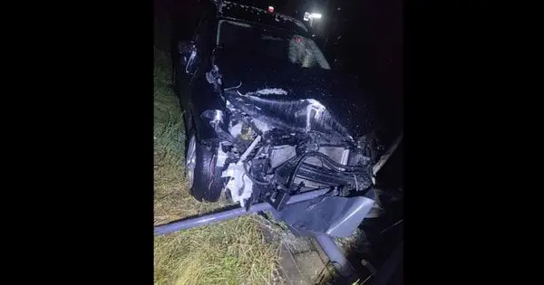 Водій Nissan протаранив автобусну зупинку і дорожній знак у Львові