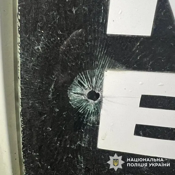 На Прикарпатті чоловік відкрив вогонь по авто з дитиною: що відомо