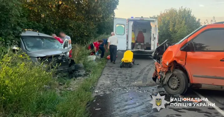 У Заставні зіткнулися два мікроавтобуси: обох водіїв госпіталізували