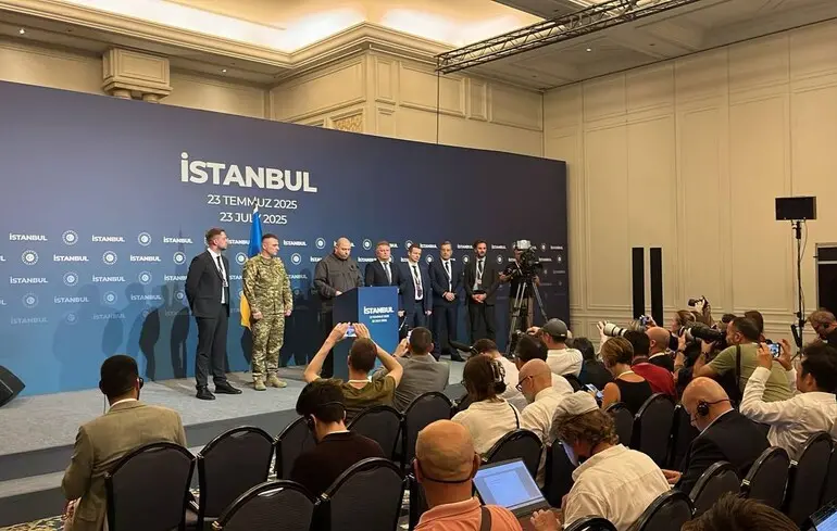 Обмін 1200 військових, короткі "перемир'я" та неемоційна атмосфера: які результати третіх українсько-російських перемовин