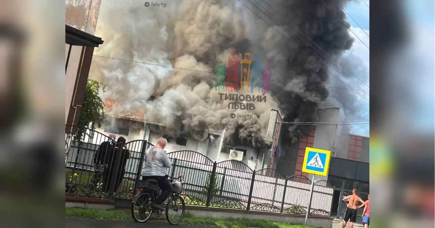 Блискавка спалила супермаркет під Львовом (відео)