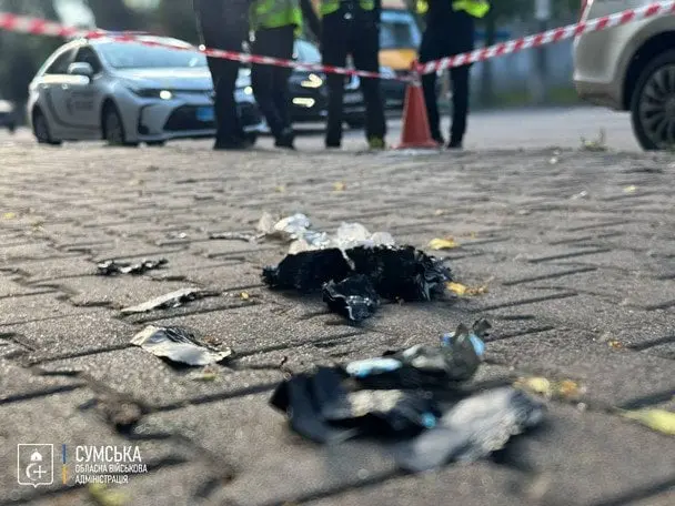 У Сумах після атаки дрона пошкоджено маршрутку з пасажирами (фото)