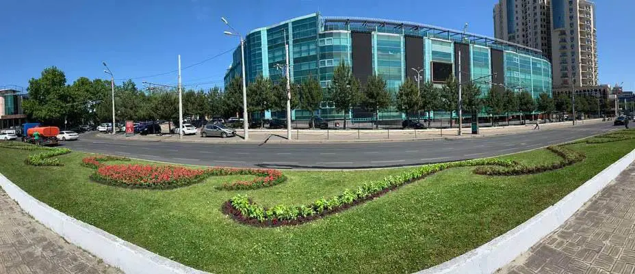 Майже 30 тисяч літніх квітів прикрасили площу Десятого квітня