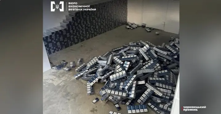 Сховок у пасажирському автобусі: прикордонники виявили у вентиляції тютюнові вироби