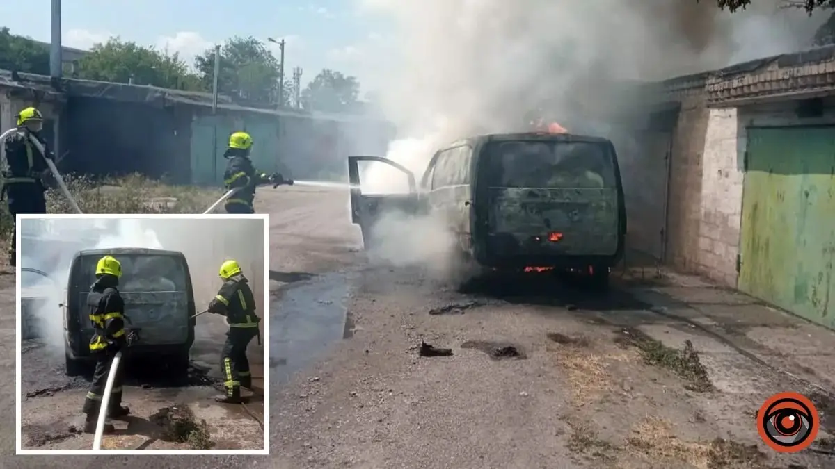 У Кам’янському палав мікроавтобус: чоловік отримав опіки, намагаючись загасити пожежу