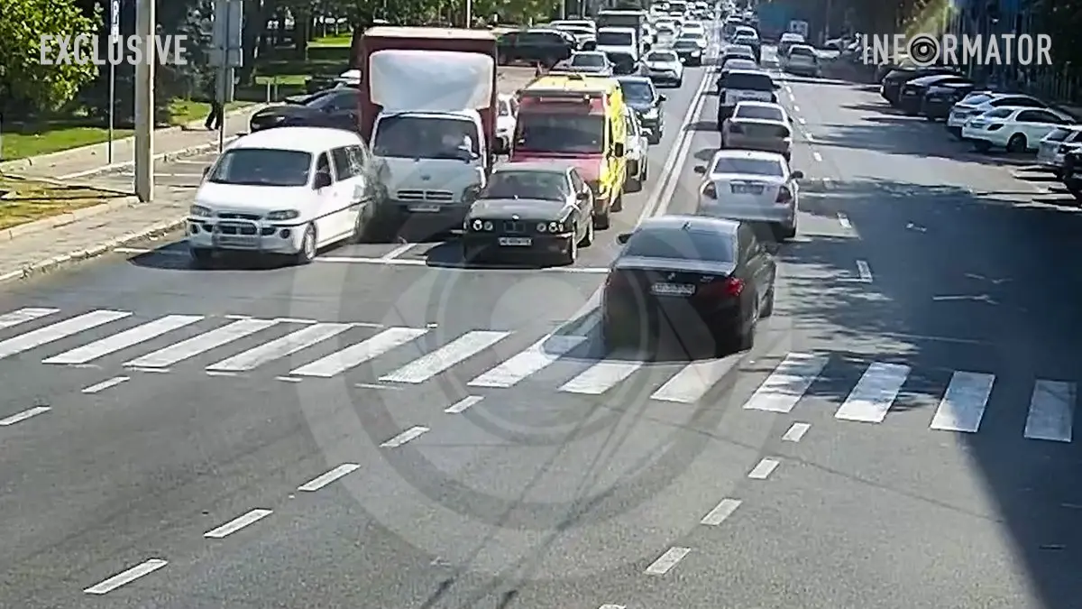У Дніпрі біля “Поплавка” зіткнулись вантажівка та бус: відео моменту