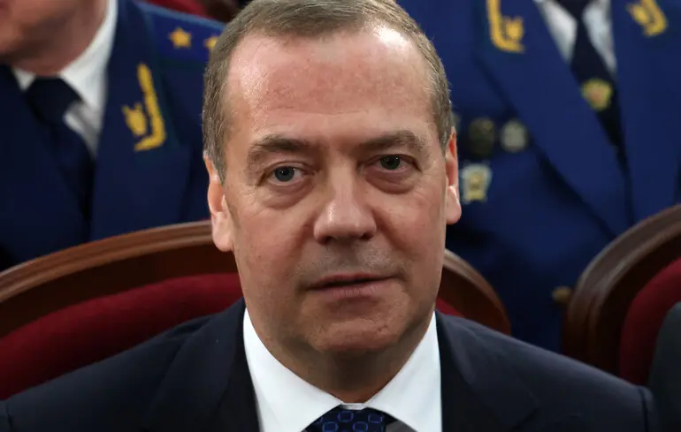 Йому дійсно час вивчати російську: Медведєв пригрозив генсеку НАТО "сибірським табором"
