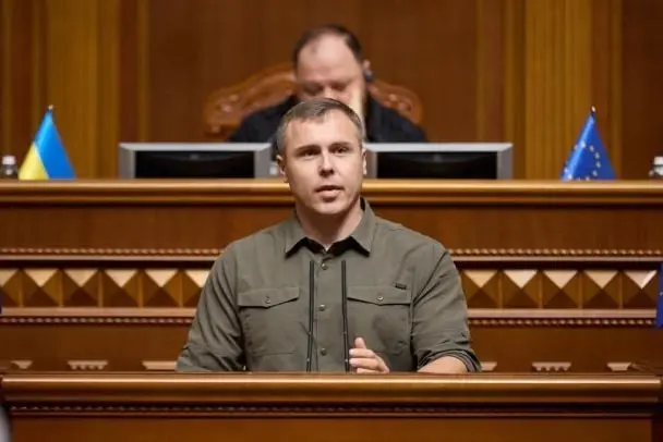 У Раді закликали хлопців 18-22 років готувати до війни і не випускати за кордон