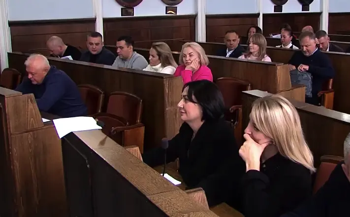 На сесії Чернівецької міськради депутати обговорили освітлення шкіл та проїзд до Філармонії
