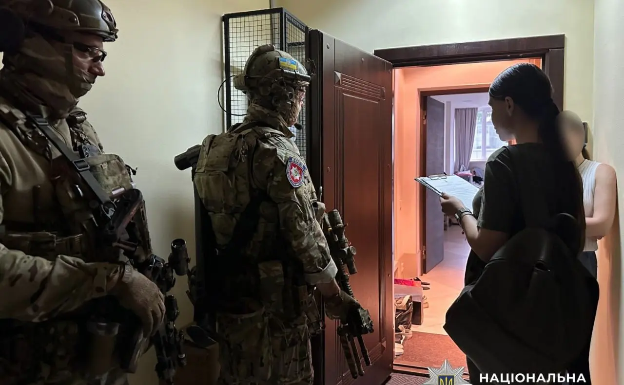 Ліквідували злочинну групу, що підривала діяльність ЗСУ: провели понад 50 обшуків