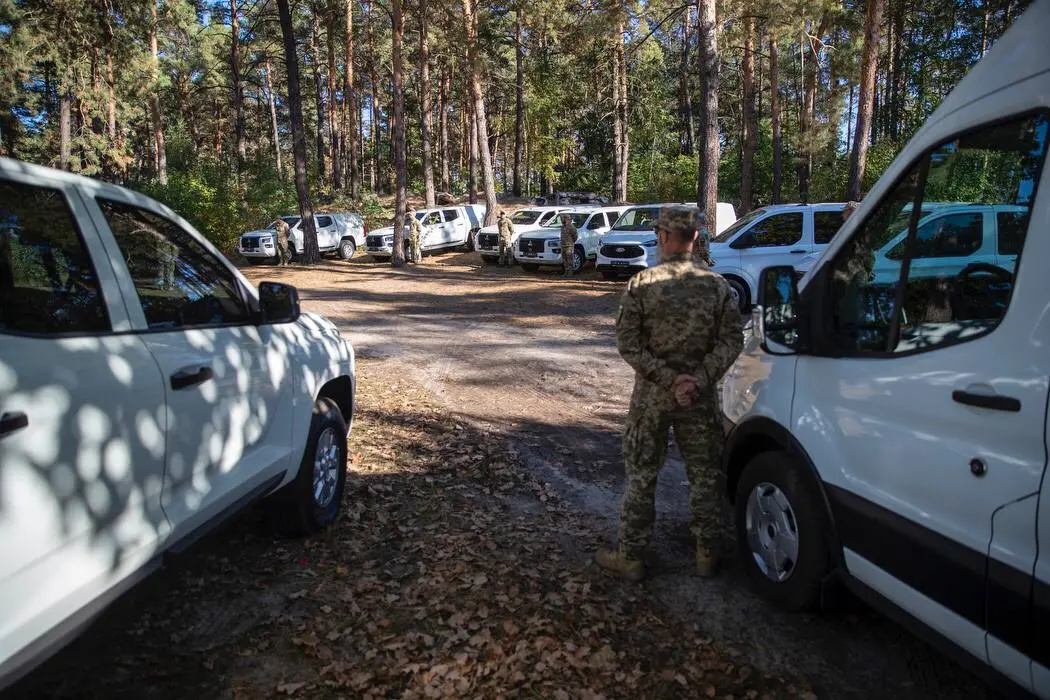 Громада столиці передала бійцям на фронт ще майже 2500 БпЛА та понад 20 автівок