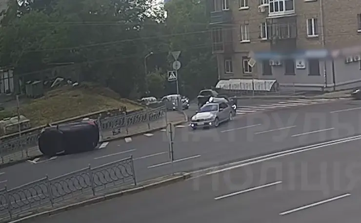 У Києві водійка легковика Ford перевернулася «на рівному місці». ВІДЕО
