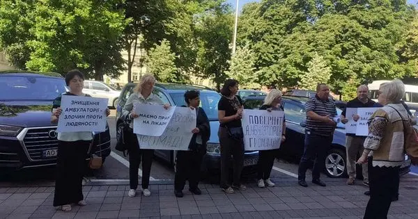 Мешканці Грибовичів пікетують Львівську облраду, вимагаючи амбулаторію