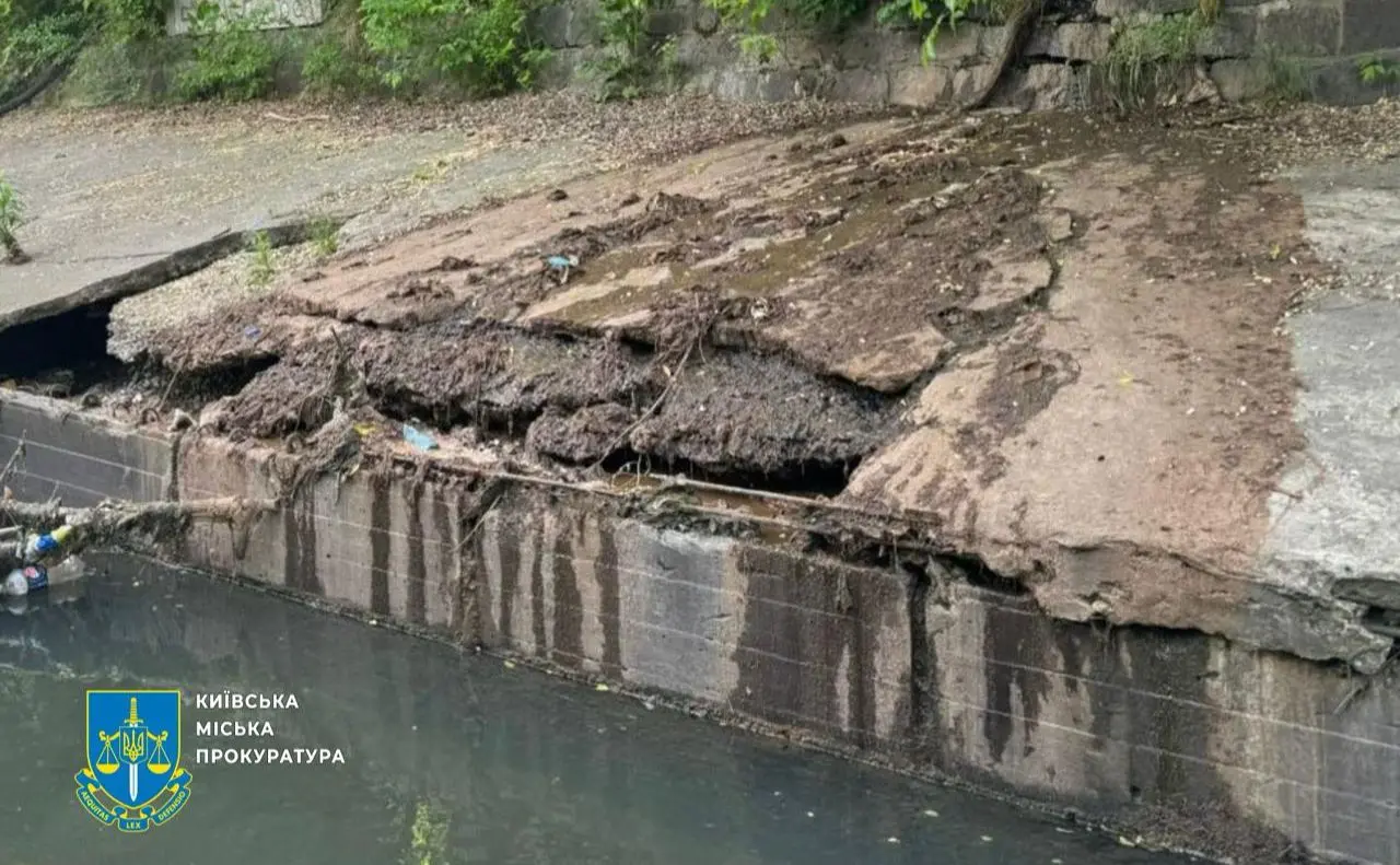 У Києві водій асенізаціної машини самовільно злив нечистоти у річку Либідь. ВІДЕО