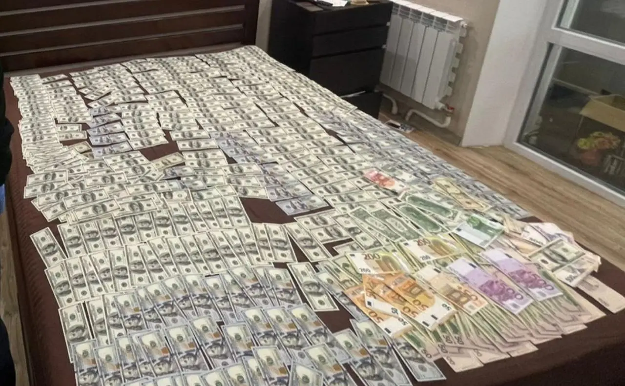 Ліжко, вкрите доларами: банда збувала метадон через речі з секонд-хенду