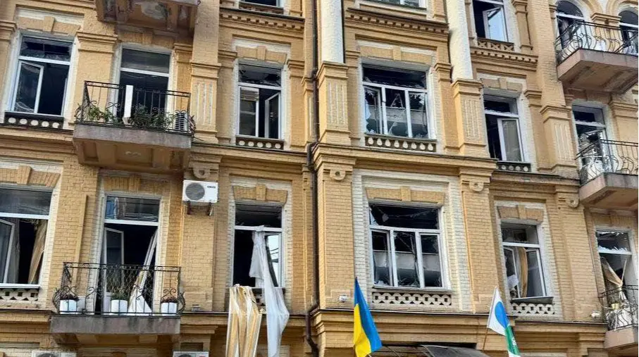  У Києві пошкоджені будівлі Податкової внаслідок російського обстрілу 