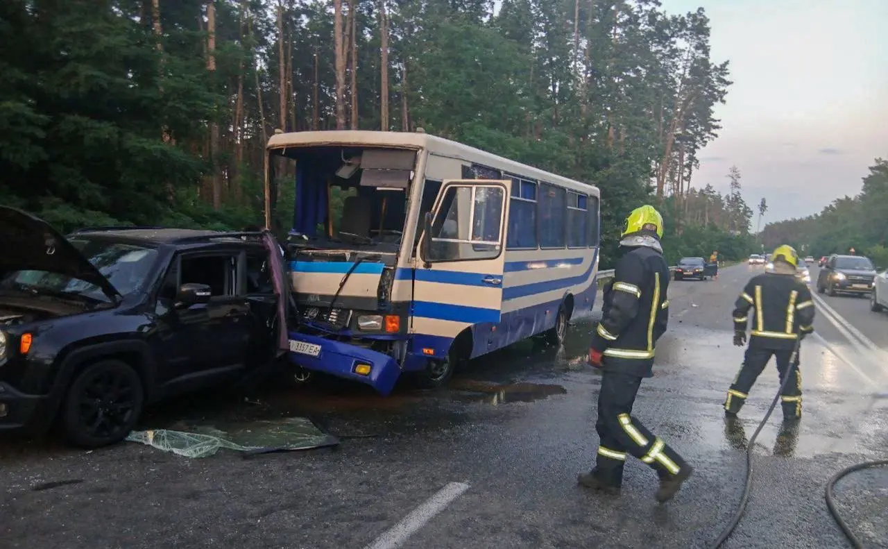 У Києві рейсовий автобус врізався у позашляховик: є постраждалі
