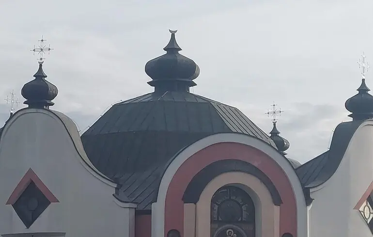 У Польщі зрізали хрест з української церкви: у посольстві закликали притягти винних до відповідальності