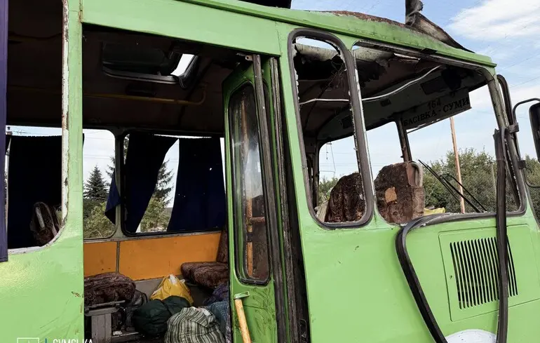 В автобусі, який росіяни обстріляли біля Сум загинуло троє пасажирів