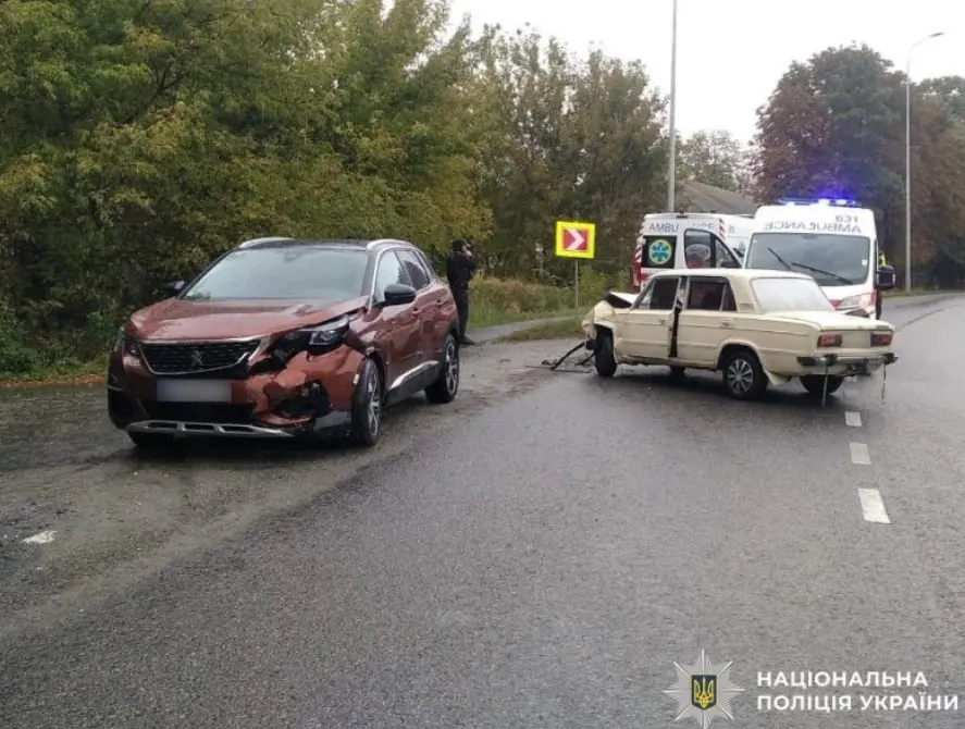 На Вінниччині через зіткнення ВАЗ з Peugeot до лікарні потрапив підліток і водій
