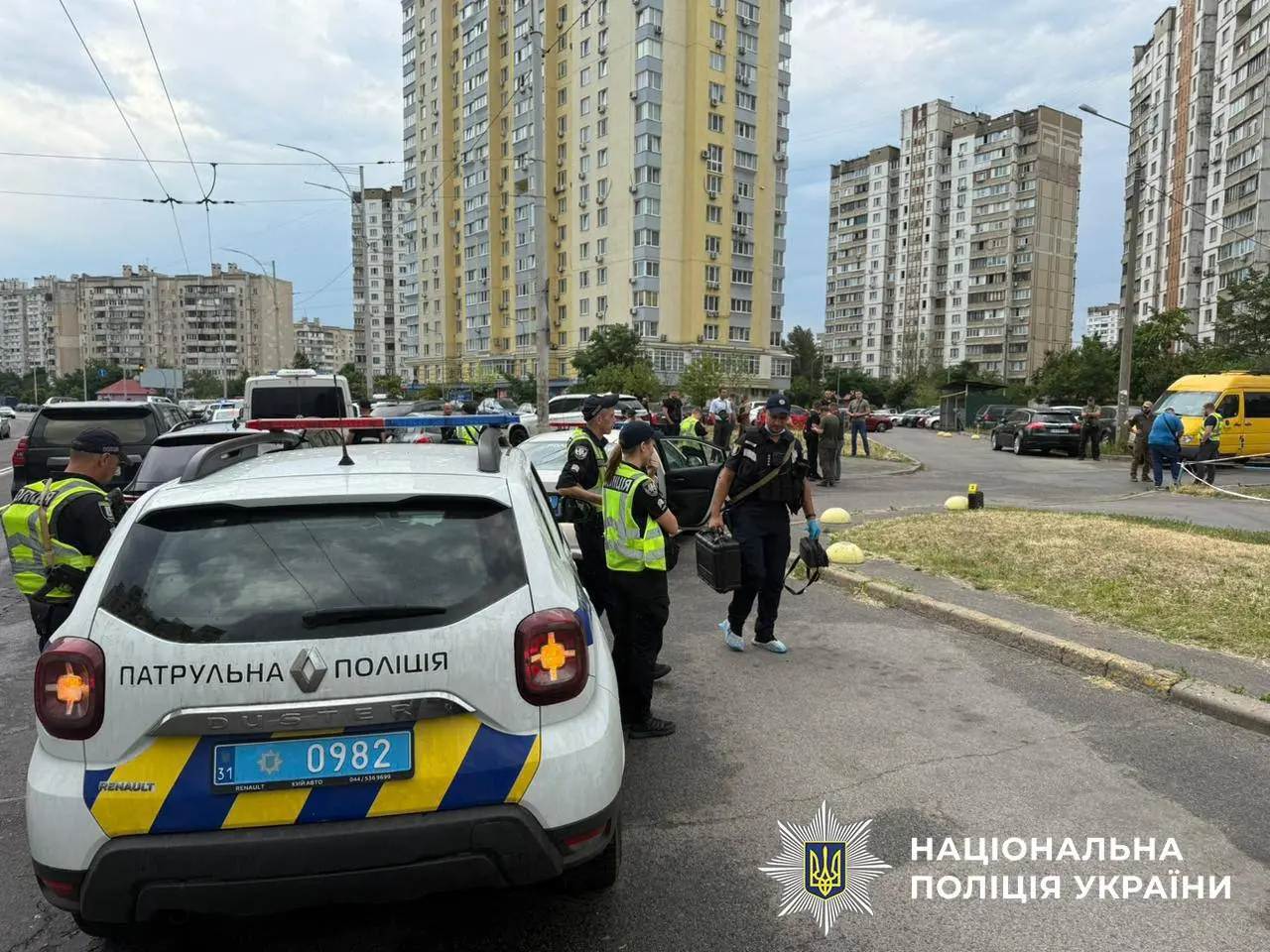 У Києві посеред вулиці застрелили чоловіка: поліція розслідує вбивство