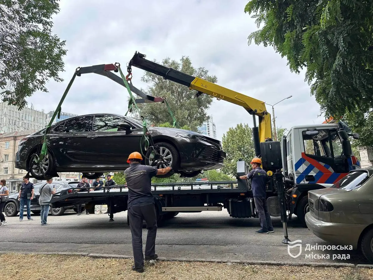 Задля безпеки містян: у період дії воєнного стану Дніпро посилює контроль за залишеними авто без ідентифікації