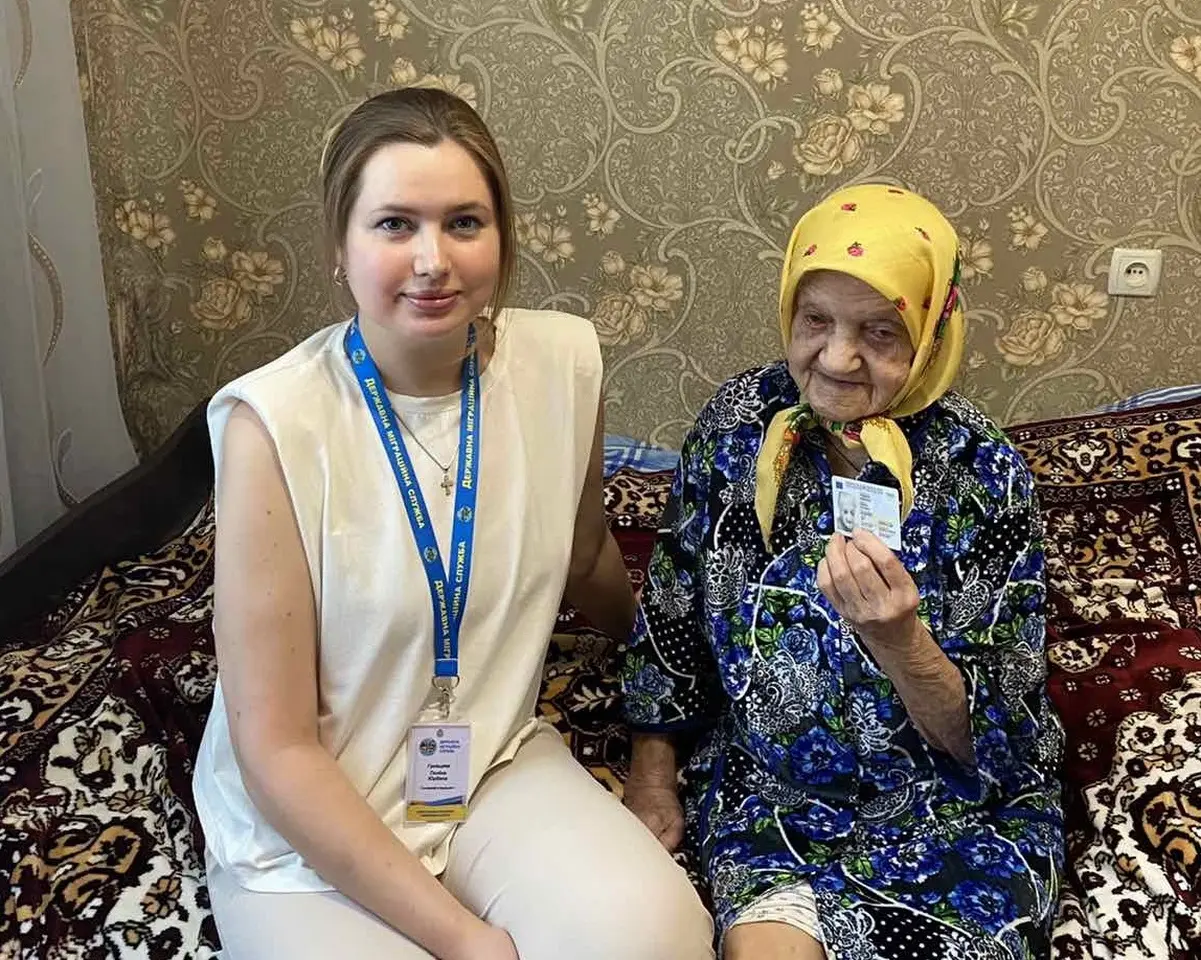 У Вінниці 100-річній жінці вручили новий ID-паспорт у власній оселі