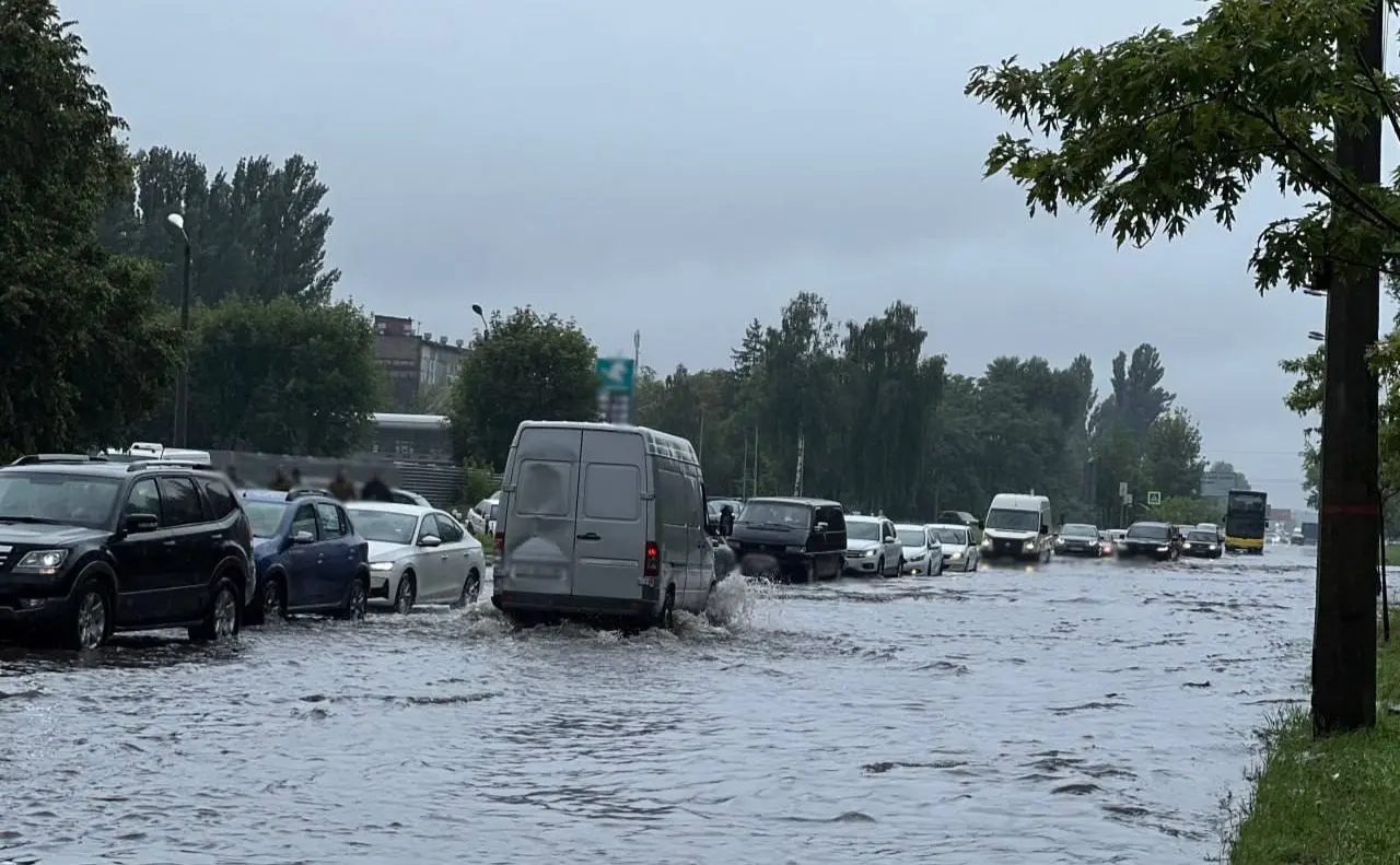 Через опади у Києві ускладнений рух транспорту: перелік вулиць