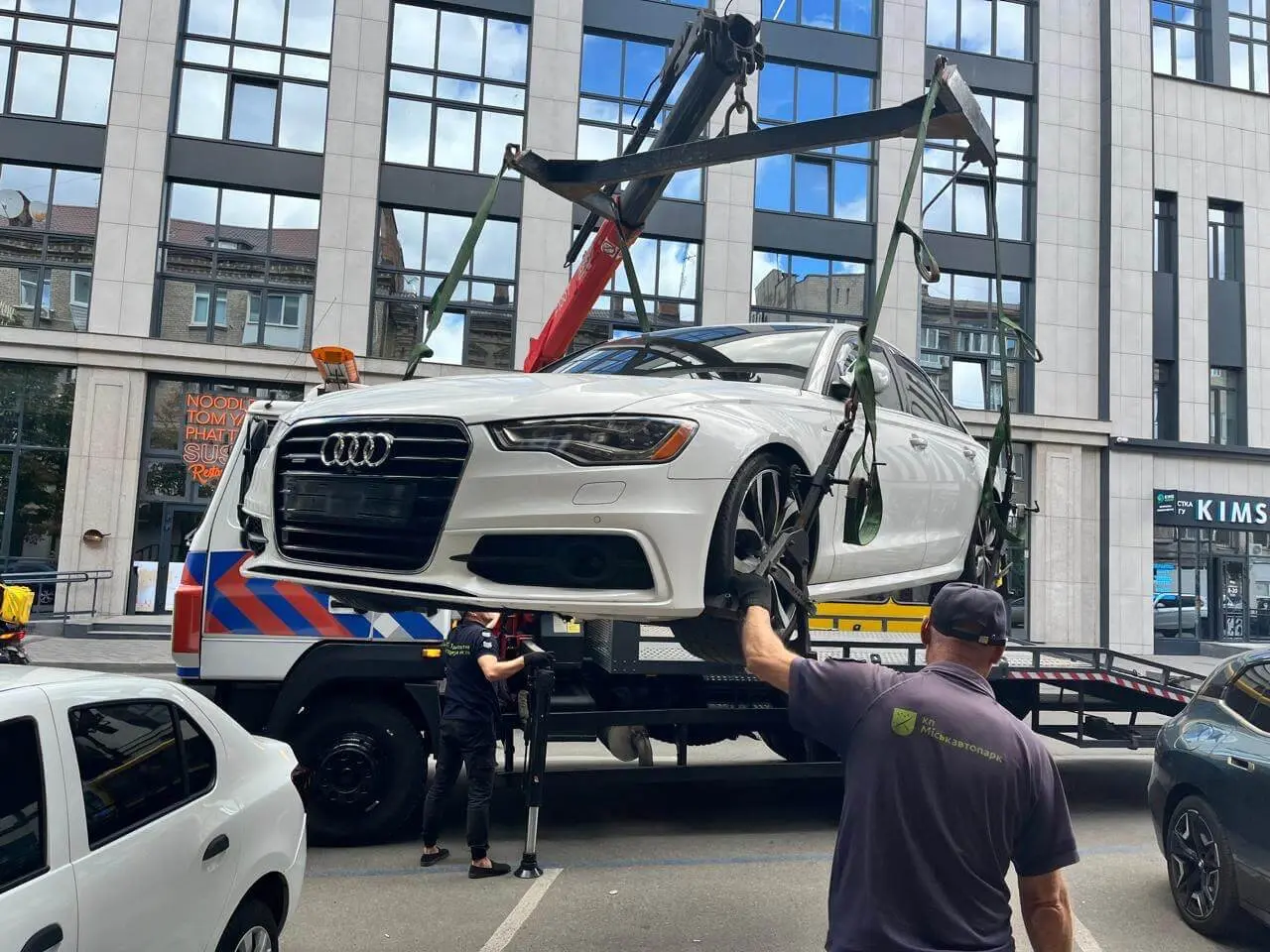 У Дніпрі евакуюють автомобілі без номерних знаків