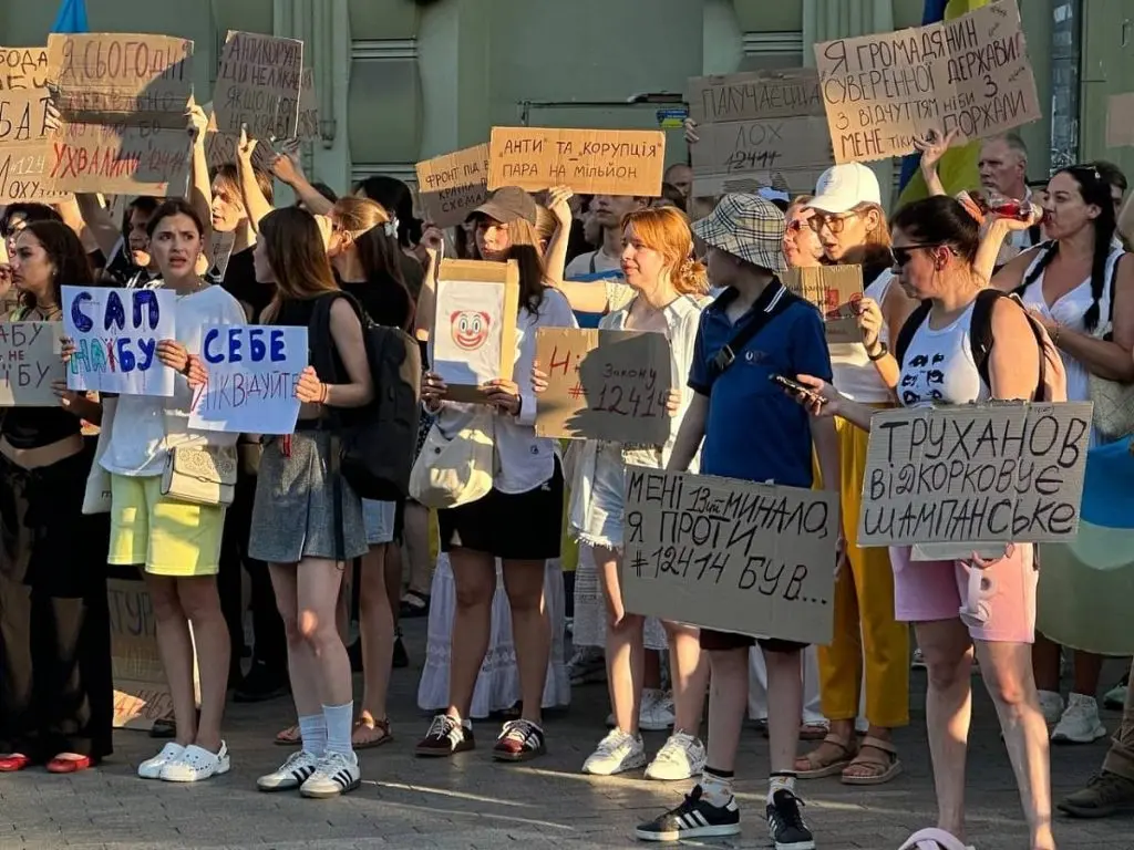 Одесити другий день протестують проти обмеження незалежності НАБУ (фото)