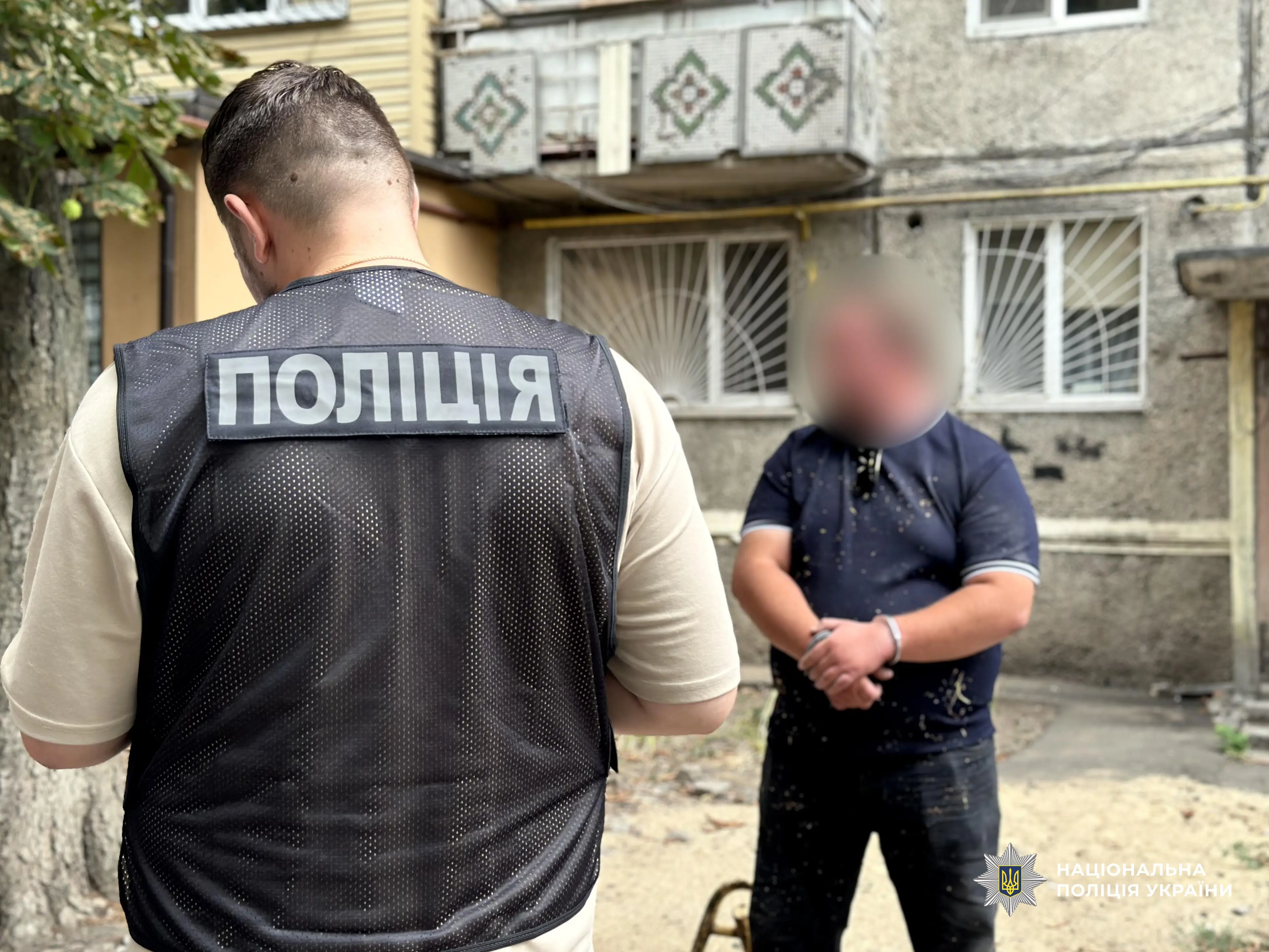В Одесі чоловік, погрожуючи пістолетом, викрав автівку таксиста