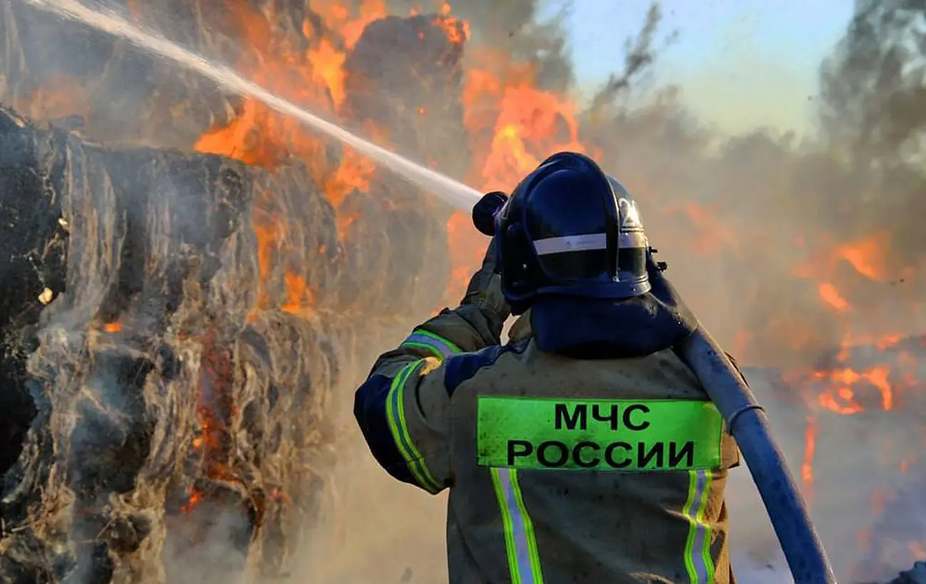 Стовп диму на десятки кілометрів: біля Токмака палає ешелон з російським пальним (фото)