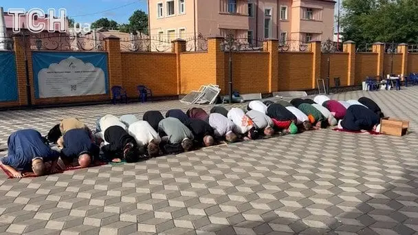 Моляться просто на вулиці: у Києві розтрощена головна мечеть "Умма"