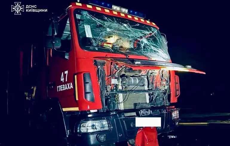 Росіяни повторно вдарили по рятувальниках, які гасили торгівельний центр, що спалахнув під час попередньої атаки