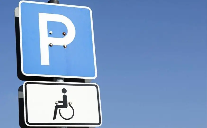 В Україні посилюють відповідальність за паркування на місцях для людей з інвалідністю