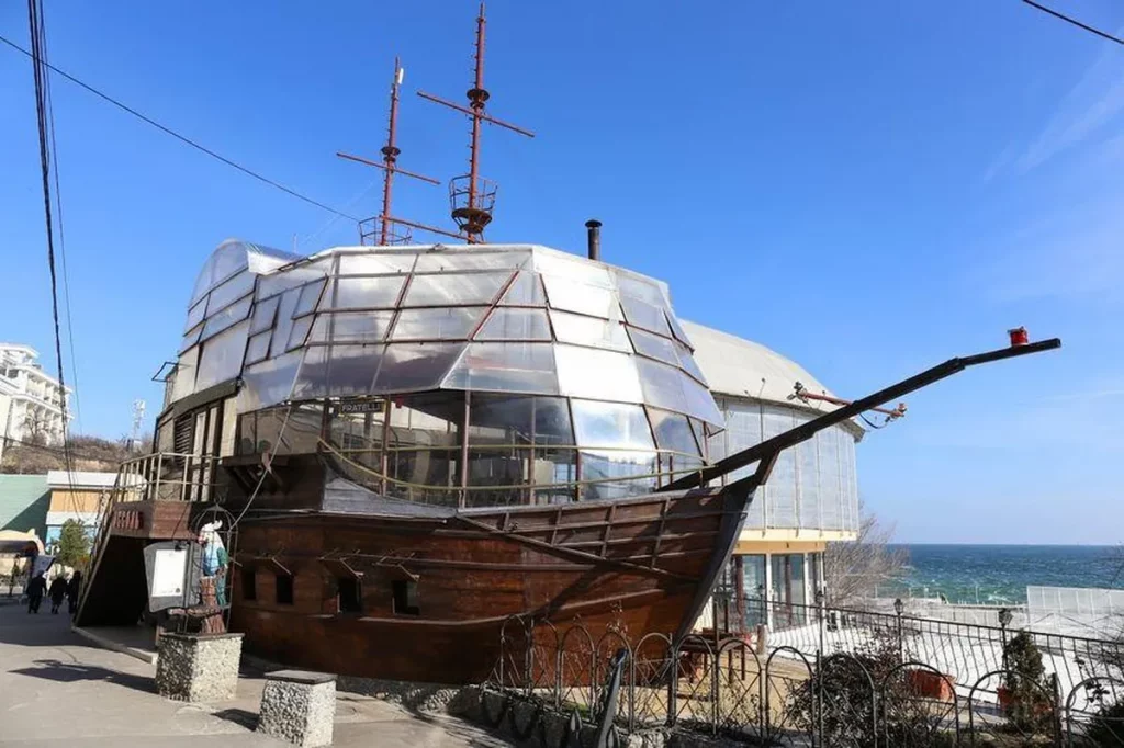 Унікальний одеський ресторан-парусник виставлений на продаж
