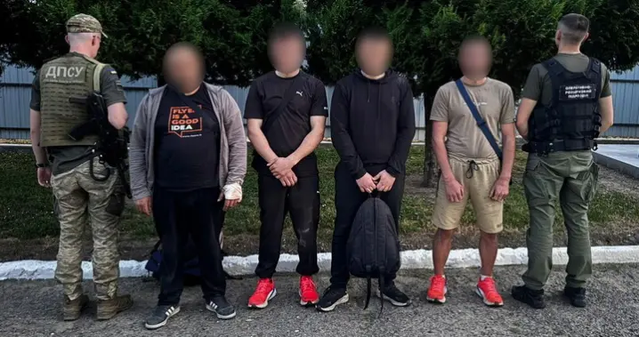 Неподалік Красноїльську прикордонники затримали чотирьох чоловіків, які тікали до Румунії