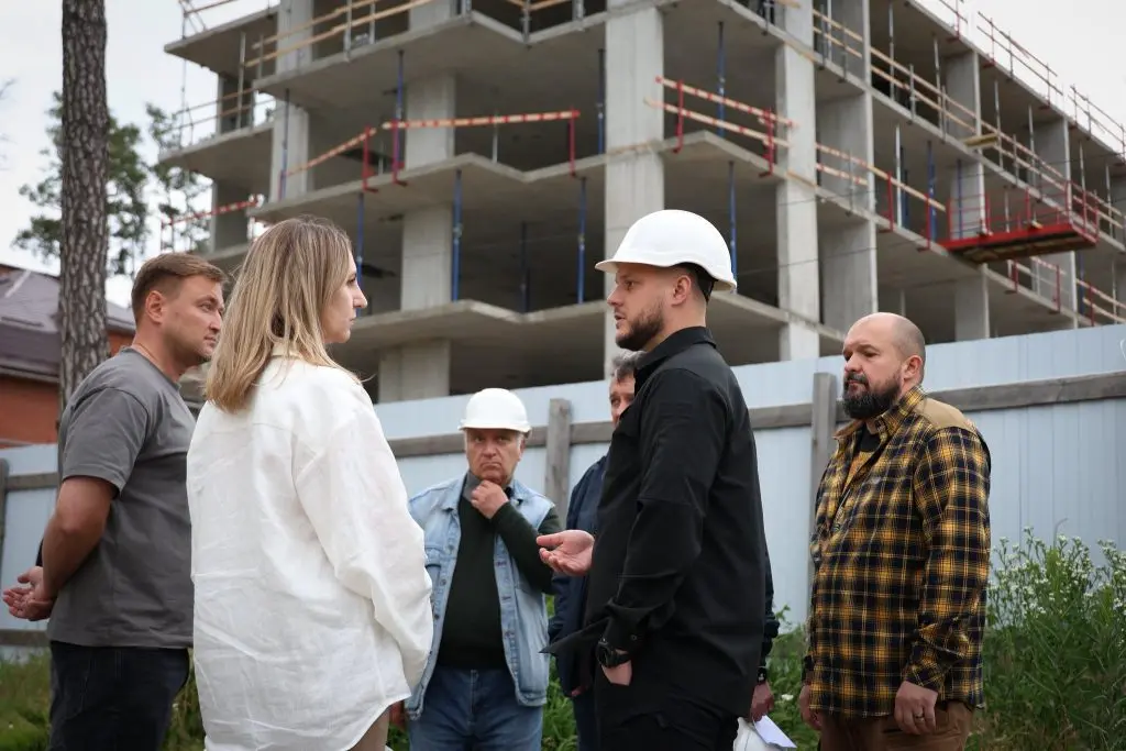 Голова Київської ОДА Микола Калашник перевірив хід робіт на об’єктах відбудови в Ірпені