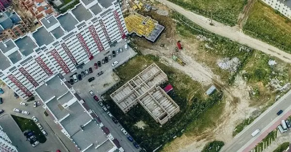 Працівниця ЖБК уникла покарання за незаконий продаж квартир у Винниках