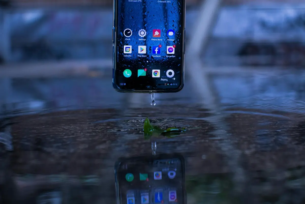 Що робити, якщо смартфон впав у воду: поради від Apple, Samsung та експертів
