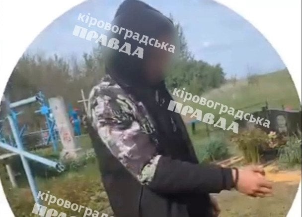 Підлітки вульгарно поглумилися з могили на сільському цвинтарі (відео 18+)