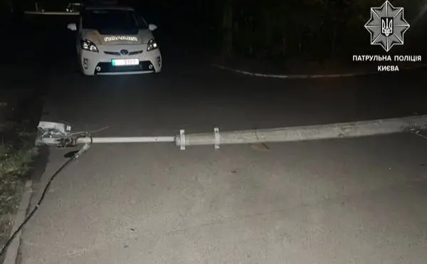 У Києві п’яний водій зніс стовп, «підрихтував» Mercedes та втік
