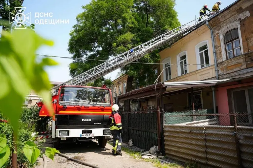 Пожежа на одеській Молдаванці зупинила трамваї №5 та №10 (відео)