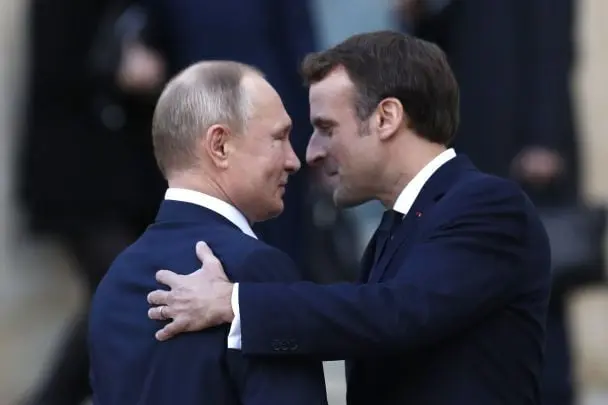 У Кремлі розповіли, про що говорили Путін і Макрон