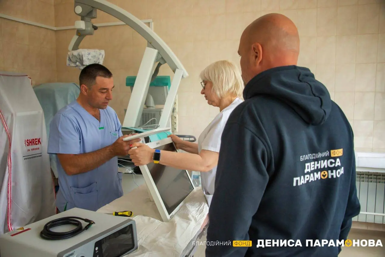 Денис Парамонов передав лікарні №18 в Харкові медобладнання, що рятує життя