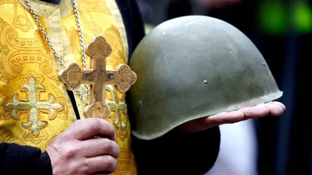 Батюшка в казармі: Одеська єпархія звинувачує ТЦК у незаконній мобілізації